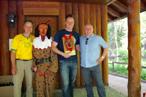 Jassmeister Florian Felber mit dem Wanderpokal